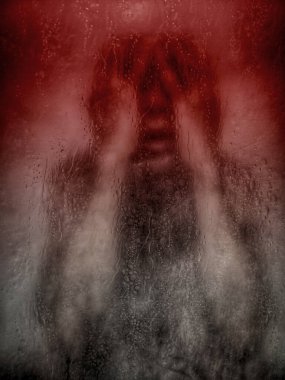 Elleri başının üstünde korku ve endişe ifade eden bir adam..