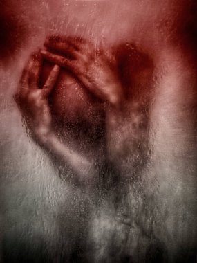 Elleri başının üstünde korku ve endişe ifade eden bir adam..