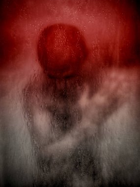 Elleri başının üstünde korku ve endişe ifade eden bir adam..