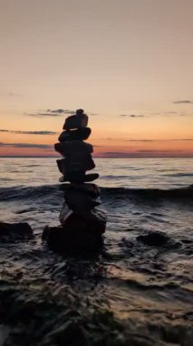 Bulutlu gökyüzünün altındaki su deposunun yanındaki orman sahili.