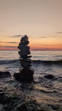 Bulutlu gökyüzünün altındaki su deposunun yanındaki orman sahili.
