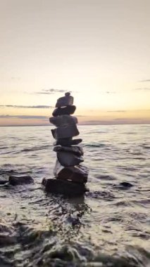 Bulutlu gökyüzünün altındaki su deposunun yanındaki orman sahili.