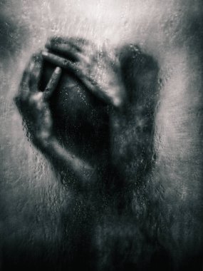 Sisli camların arkasında siluet, eller sıkılmış, duygusal gerilim.