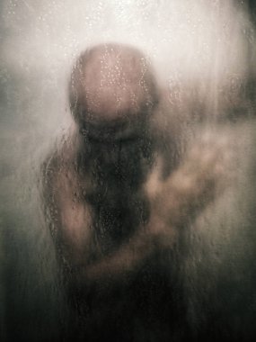 Sisli camların arkasında siluet, eller sıkılmış, duygusal gerilim.