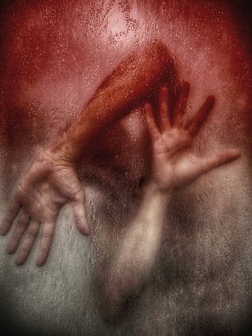 Islak camın arkasında bir adam, elleri üzerine bastırılmış, duygusal acı ifade ediyor..