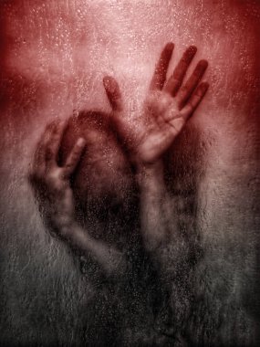 Islak camın arkasında bir adam, elleri üzerine bastırılmış, duygusal acı ifade ediyor..