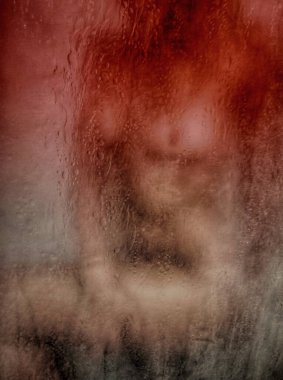 Ellerin ve vücudun kırmızı renkli bir yüzeye bastırılması yoğun bir duygu taşır..
