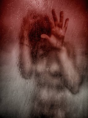 Ellerin ve vücudun kırmızı renkli bir yüzeye bastırılması yoğun bir duygu taşır..