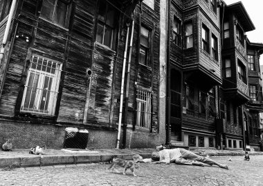 Şehirde gözleri bağlı bir adam var..