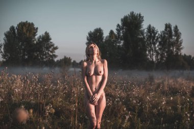 Puslu sabah çıplak kadın yüzücü taburede oturuyor..