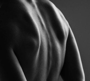 Tek renkli fotoğraf, bir kadının vücudunun doğal şeklini yakalıyor..