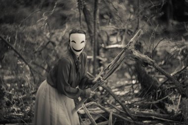 Karanlık ormanda hayvan maskesi takan gizemli bir şahıs..