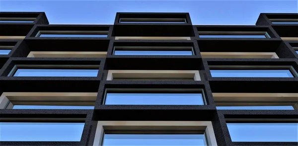 Kombination Fasadefterbehandling Med Svarta Tegelplattor Och Vit Frostbeständig Gips Underifrån — Stockfoto