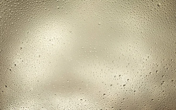 水滴とのコントラストで灰色の透明背景を光る — ストック写真