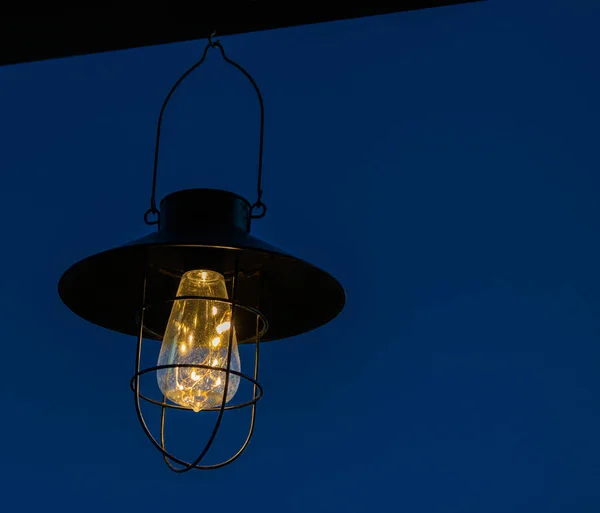 Lampa Zasilana Słońcem Świeci Późno Nocy Pod Dachem Domu — Zdjęcie stockowe