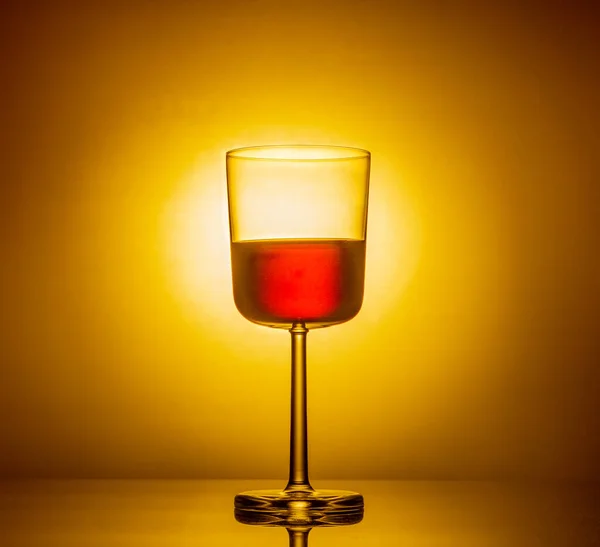 Copo Vinho Tinto Fundo Laranja Brilhante Refletido Uma Mesa Espelho — Fotografia de Stock