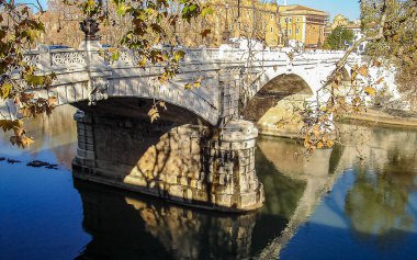 Roma, şehir manzarası. Sonbaharda Tiber nehri ve Ponte Giuseppe Mazzini köprüsünün manzarası, eski moda bir fotoğraf..