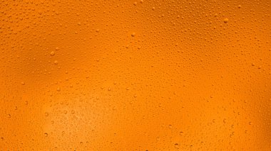 Karşıt su damlalarıyla parlayan turuncu arkaplan.