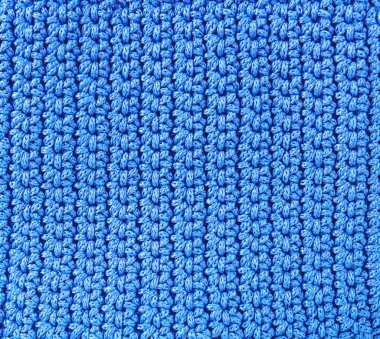 Örülmüş arka plan. Mavi yün ipliklerden örülmüş pürüzlü örgü dokusu..