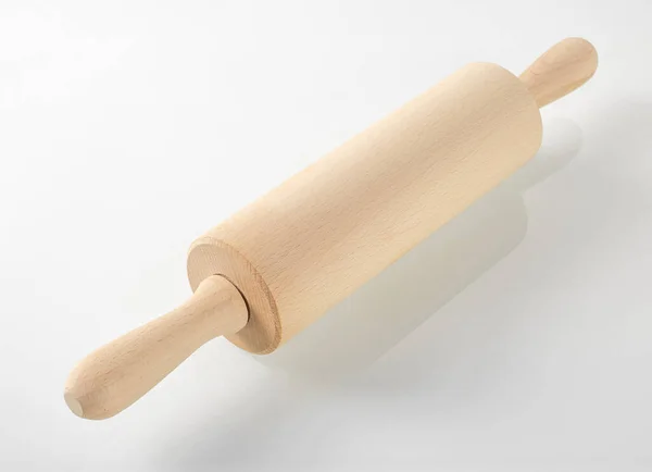 Dřevěné Kuchyňské Potřeby Válcovací Kolík Pro Těsto Odráží Skleněném Povrchu — Stock fotografie