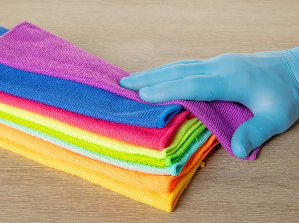 Mavi bir eldiven verin. Temizlik için parlak mikrofiber havlulardan bir havlu seçin..