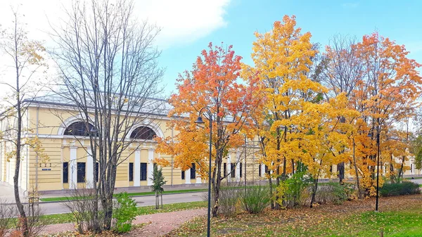 Daugavpils Letonya Dinaburg Kalesinde Parlak Renkli Sonbahar Ağaçlarıyla Çevrili Bir — Stok fotoğraf