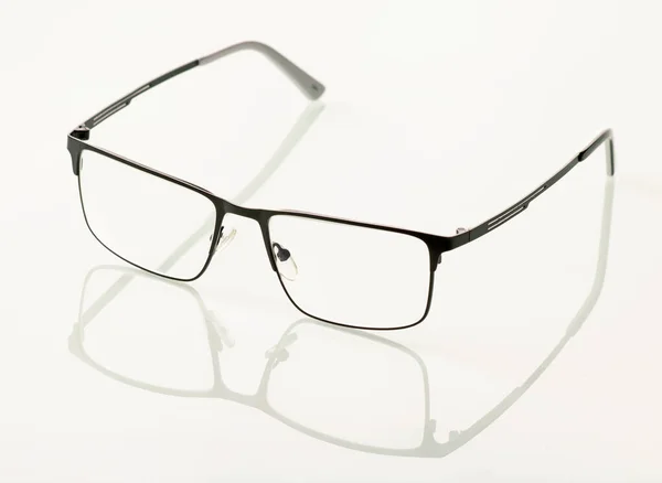 Okulary Czarnej Metalowej Ramie Odbijają Się Białym Tle Lustra — Zdjęcie stockowe