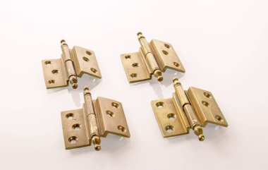 Yirminci yüzyılın başlarında dört pirinç mobilya menteşesi beyaz bir ayna arka planına yansıyan ezme izleri ile