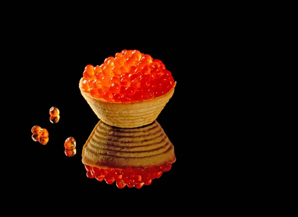 Una Tartaleta Llena Hasta Parte Superior Con Caviar Rojo Refleja —  Fotos de Stock