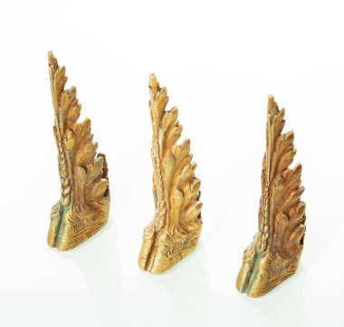 Daugavpils, Letonya 7 Nisan 2023 Mobilya için dekoratif bronz süsler beyaz ayna arka planında retro tarzı.