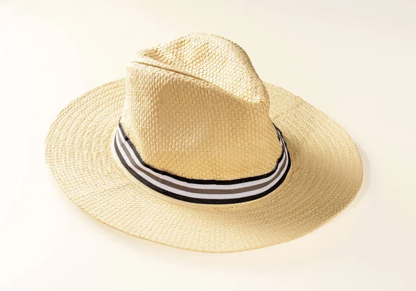 Μεγάλο Καπέλο Από Ελαφρύ Άχυρο Για Διακοπές Ελαφρύ Φόντο — Φωτογραφία Αρχείου