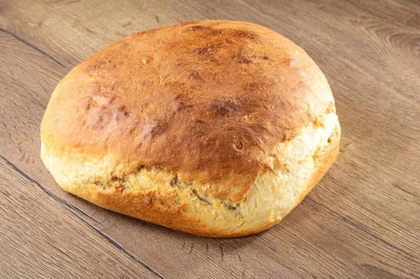 Hausgemachtes Ukrainisches Brot Aus Weißweizenmehl Auf Einem Holztisch — Stockfoto