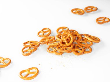 Beyaz arkaplanda kimyon simit yığını.