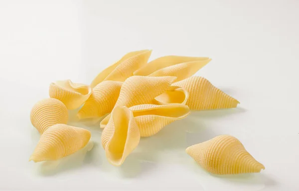 Cucina Italiana Mazzo Pasta Forma Conchiglia Fondo Vetro Bianco — Foto Stock
