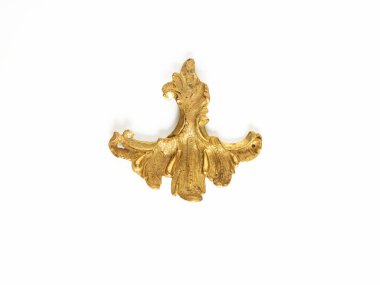 Daugavpils, Letonya 14 Haziran 2023. Bronz döşeme süsü. Mobilya dekorasyonu, beyaz arka planda izole edilmiş.