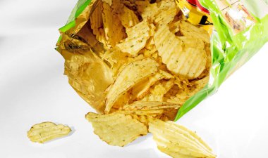 Beyaz arka planda dereotlu patates cipsi var..