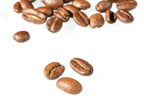 Három Pörkölt Kávébab Előtérben Egy Csomó Kávébab Háttérben Fehér Alapon — Stock Fotó
