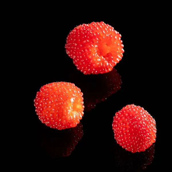 Three Raspberries Beautifully Reflected Black Mirrored Table High Contrast Photo — Stock Photo, Image