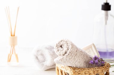 Banyo aksesuarları. Sepette Terry havluları, bir dal lavanta ve lavanta duş jeli. Yüksek tuş