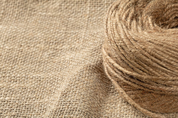 Мяч грубых текстурированных джутовых нитей на салфетке. Закрыть