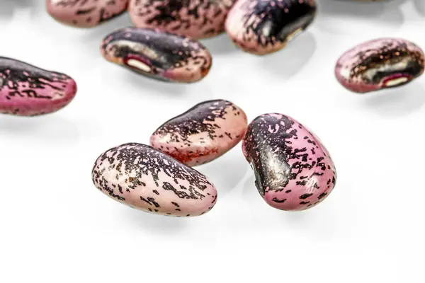白色背景上的紫色豆子 — 图库照片
