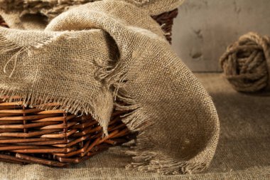 Çuval beziyle dolu hasır sepet. Yakın plan, kırsal stil..