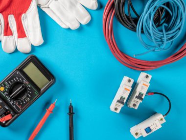 Yüksek kaliteli elektrikli aletlerin, kabloların ve aksesuarların bir koleksiyonu. Metin için geniş bir alan, elektrik ekipmanlarının sergilenmesi için ideal..