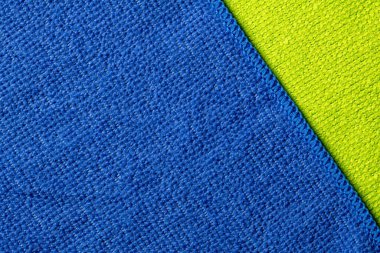 Çeşitli renklerde çeşitli tekstil şeritleri köşegen bir eksen üzerinde sanatsal olarak düzenlenerek enerji ve görsel ilgi ile dolu canlı ve dinamik bir arkaplan oluşturulur..