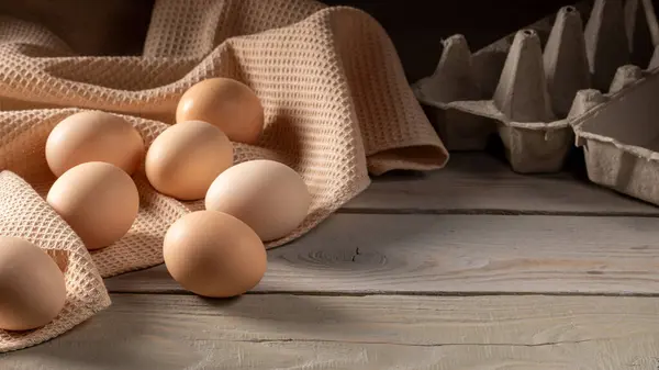 Taze Kahverengi Tavuk Yumurtaları Ahşap Bir Masaya Dizilmiş Kırsal Kırsal — Stok fotoğraf