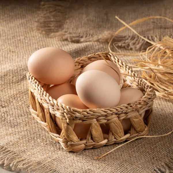 Homely Arrangement Chicken Eggs Set Weathered Wooden Table Its Surface — Stock Photo, Image