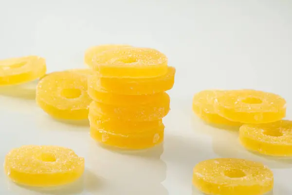 Bir kavanoz organik, portakal sarısı ananas marmelatını gösteren yakın plan bir fotoğraf. Kahvaltı ve tatlı için mükemmel bir ilave. Gıda fotoğrafçılığı projeleri ve reklam malzemeleri için ideal.