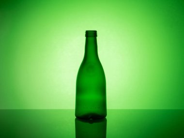 Renkli jel filtreleriyle aydınlatılan çeşitli cam kaplamaların büyüleyici bir görüntüsü yaratıcı bir arka plan ayarında sanatsal ve canlı bir görsel ekran yaratıyor..