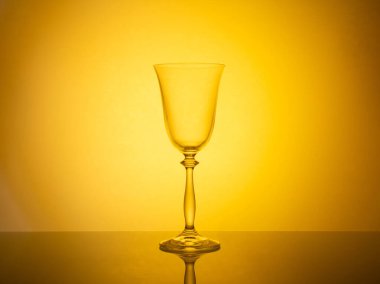 Zarif cam kaplamalı büyüleyici bir resim canlı, renkli jel filtrelerle aydınlatılmış, büyüleyici, yaratıcı bir arka ışık saçan ve görsel olarak çarpıcı ve canlı bir kompozisyon üreten.