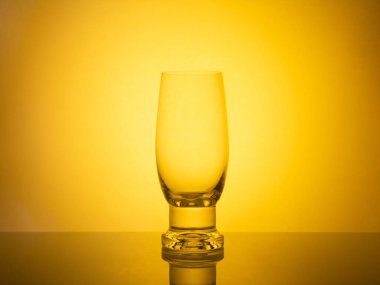 Büyüleyici bir kompozisyon. Özenle düzenlenmiş cam eşyalar. Renkli jel filtrelerle aydınlatılmış..